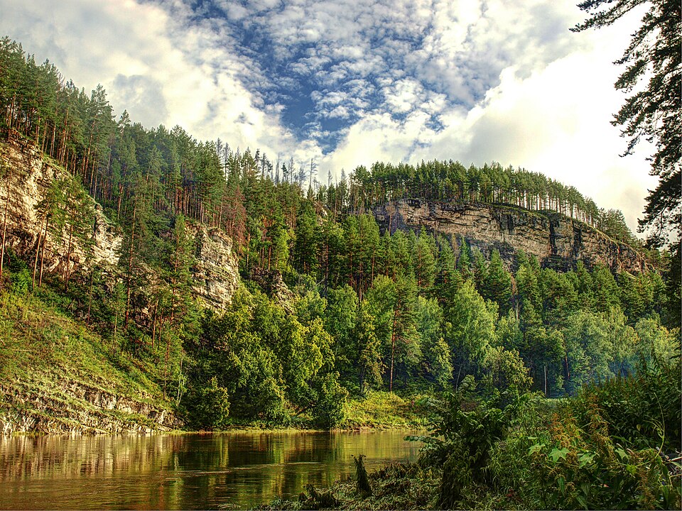 Fayl:Река Ай, июль 2014..jpg