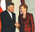 Polsha Prezidenti Aleksander Kwaśniewski Latviya Prezidenti Vaira Vīķe-Freiberga bilan 2005-yilda Latviyaga rasmiy tashrifi chogʻida