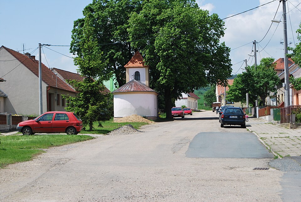 Fayl:Biskoupky-alibaba - panoramio.jpg