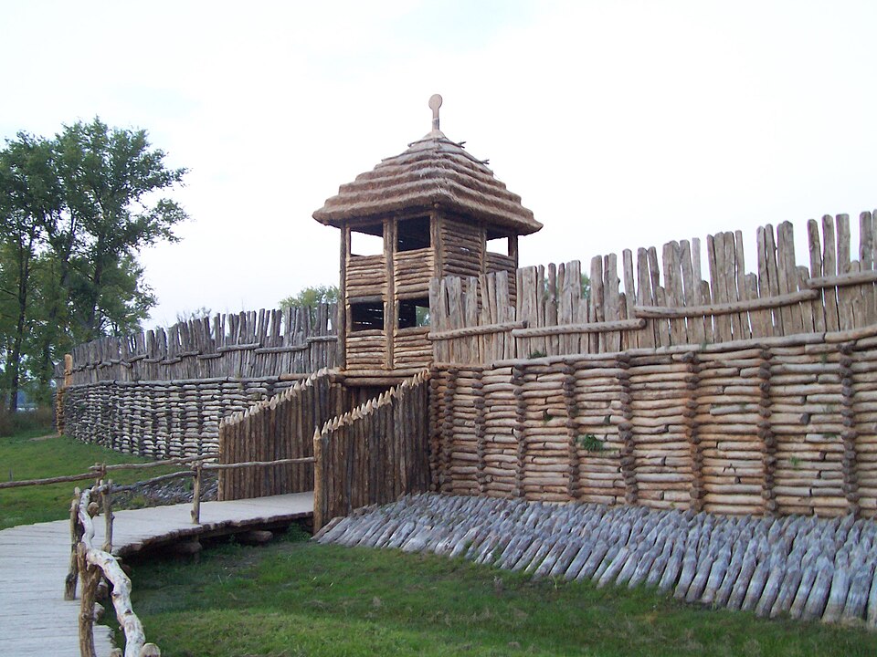 Fayl:Biskupin - gate and wall.jpg