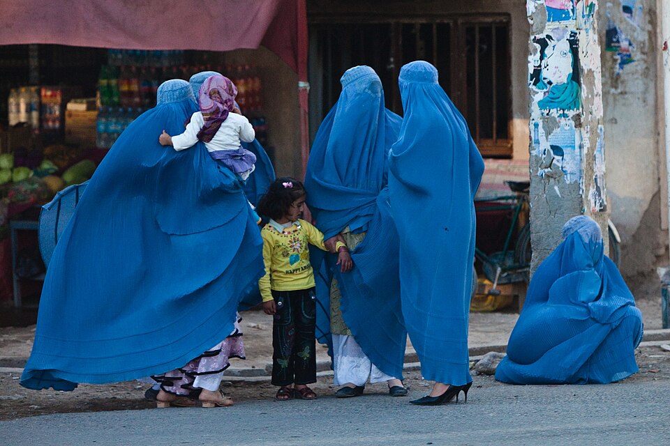Fayl:Burqa women waiting, Herat, Afghanistan.jpg