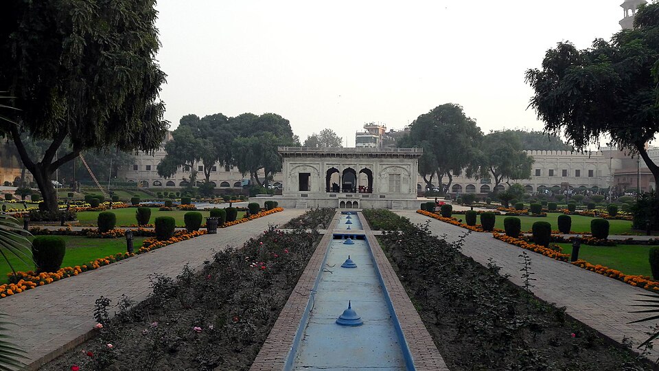 Fayl:Hazuri Bagh 1.jpg