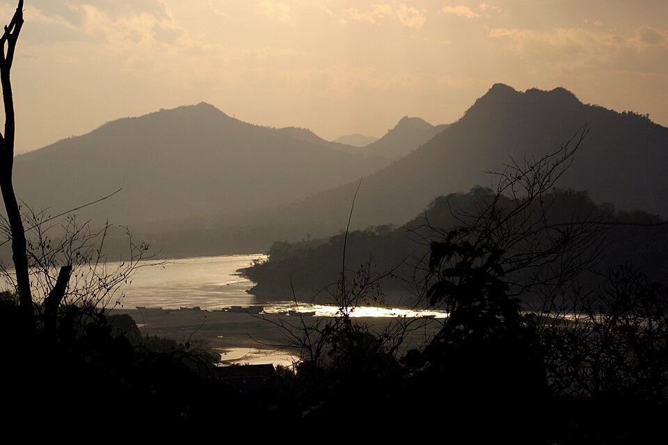 Fayl:Luang Prabang-Mekong-04-von Phou Si-gje.jpg