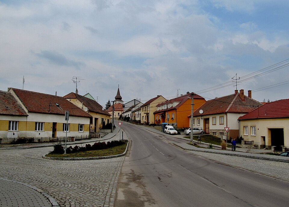 Fayl:Plenkovice, hlavní ulice.jpg