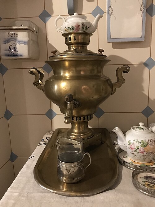 Fayl:Samovar with teapot.jpg