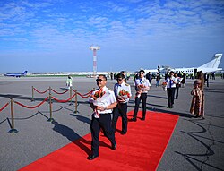 Ekipaj a’zolari gullar bilan kutib olindi