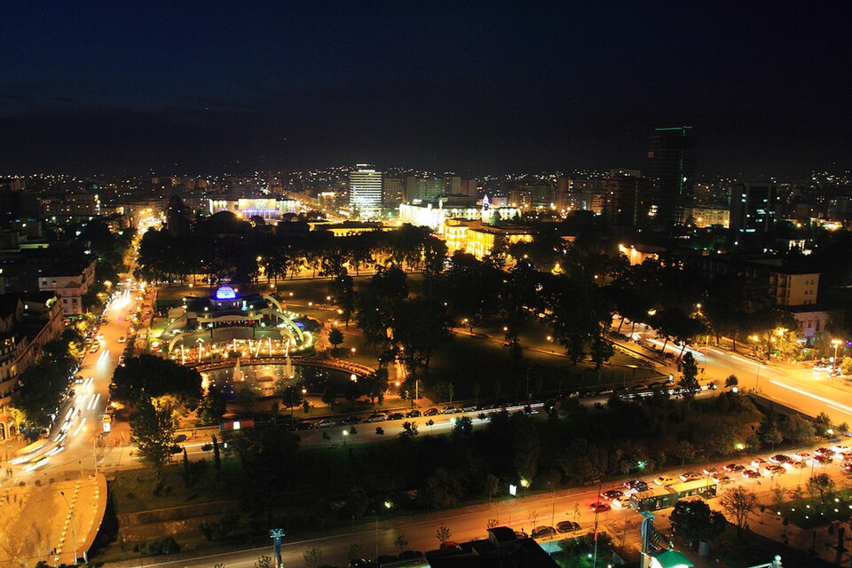 Fayl:Tirana by Night.jpg