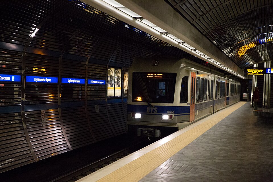 Fayl:Bay-Enterprise Square LRT Station (20581703943).jpg