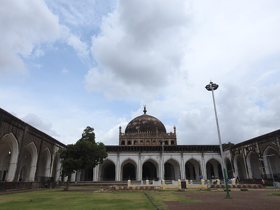 Fayl:Bijapur - Jumma Masjid.jpg