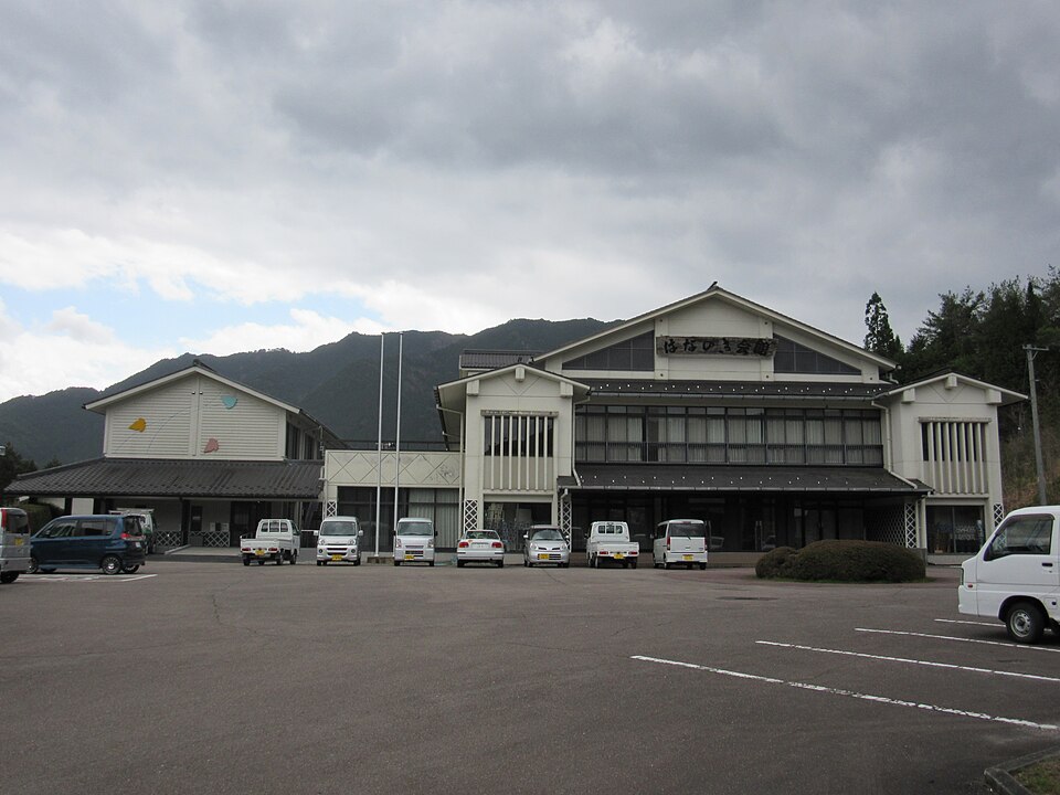 Fayl:Hananoki kaikan.jpg