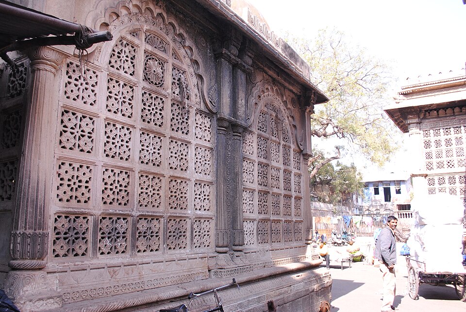 Fayl:Outside ahmedshah tomb another tomb.JPG