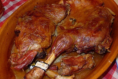 Ispaniyaning Valyadolid viloyati va boshqa Kastiliya hududlarida "Lechazo asado" (qovurilgan qoʻzichoq goʻshti) anʼanaviy taom hisoblanadi.