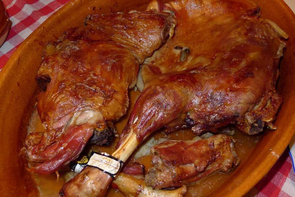 Fayl:Plato de lechazo, Valladolid.jpg