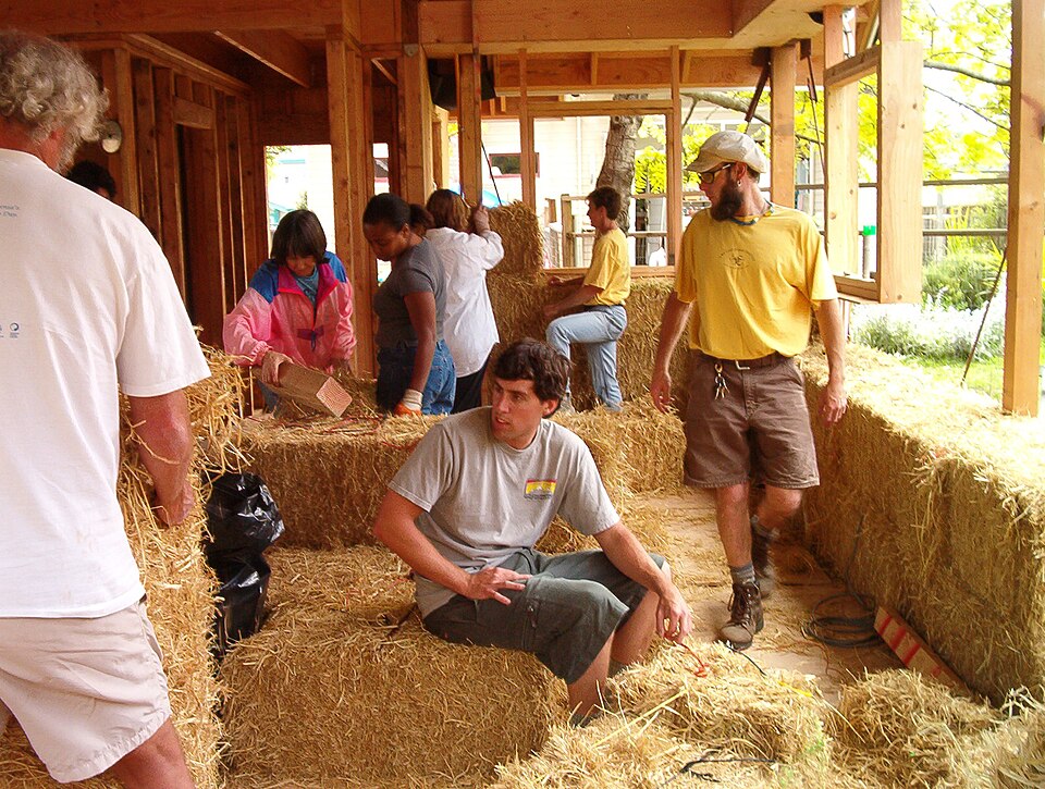 Fayl:Strawbaleconstruction.jpg