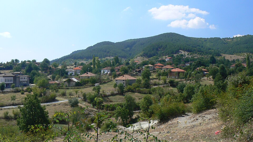 Fayl:Village-Karamfil-Bulgaria.JPG