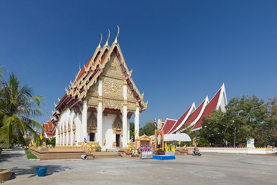 Fayl:Wat Burapharam - Surin.jpg