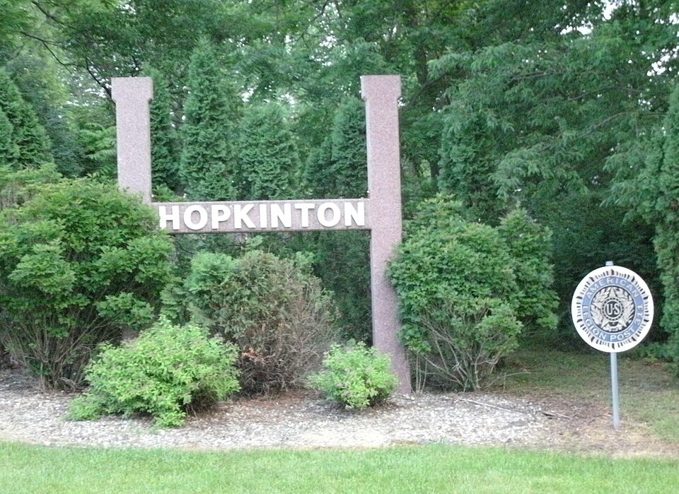 Fayl:Welcome Sign Hopkinton, Iowa.jpg