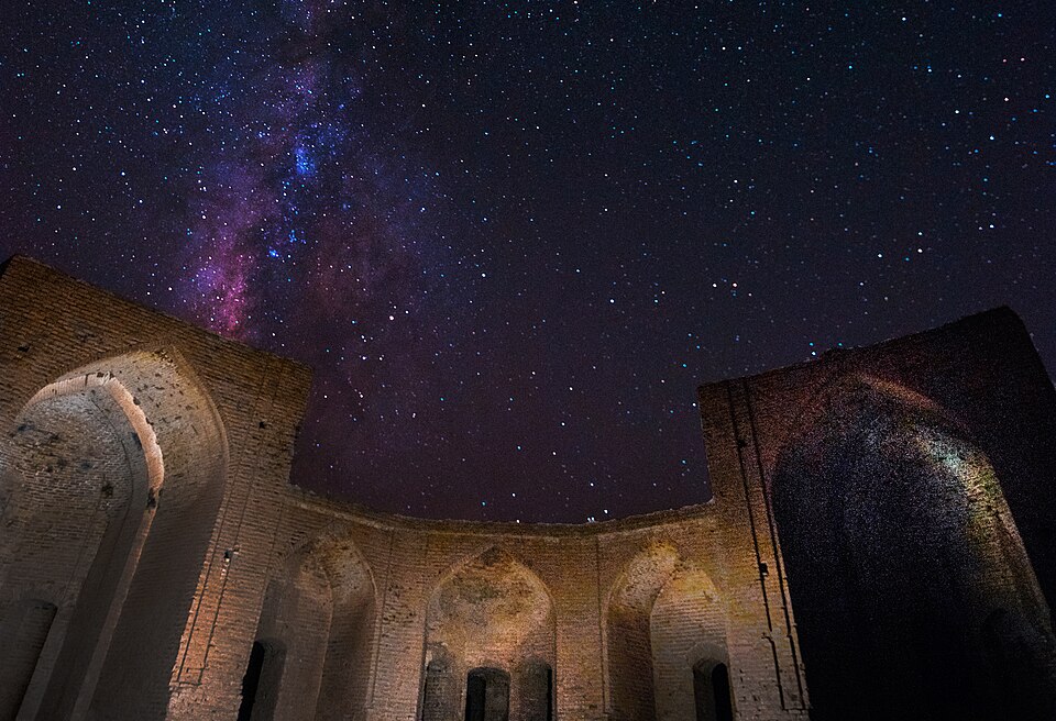 Fayl:Abbas aabaad Nights... 01 (cropped).jpg