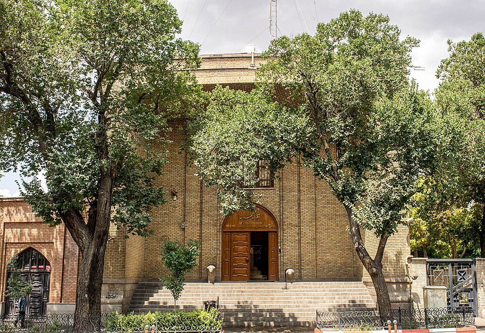 Fayl:Azerbaijan Museum, Tabriz, Iran, entrance.jpg