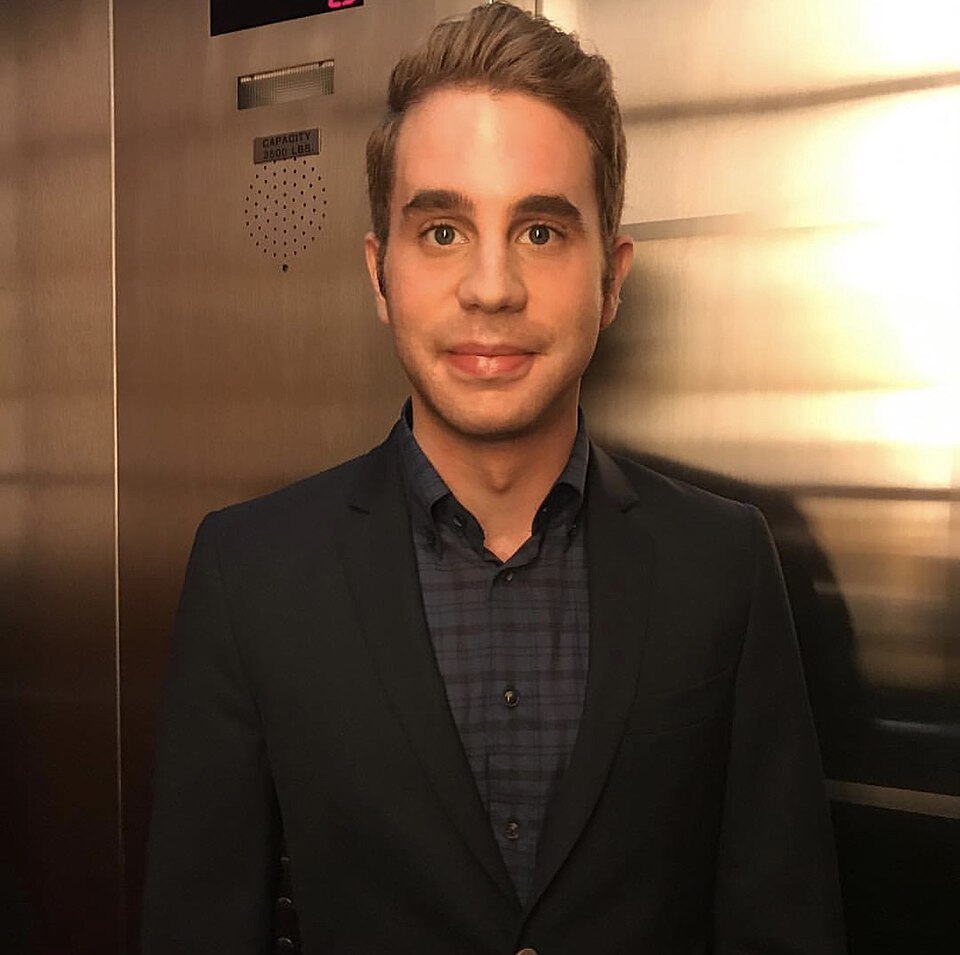 Fayl:BenPlattInAnElevator.jpg