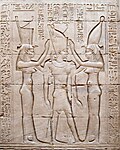 Vajit va Nexbet Ikki mamlakat tojini Ptolemey VIII Euergetesga qo'yadilar. Edfu ibodatxonasi