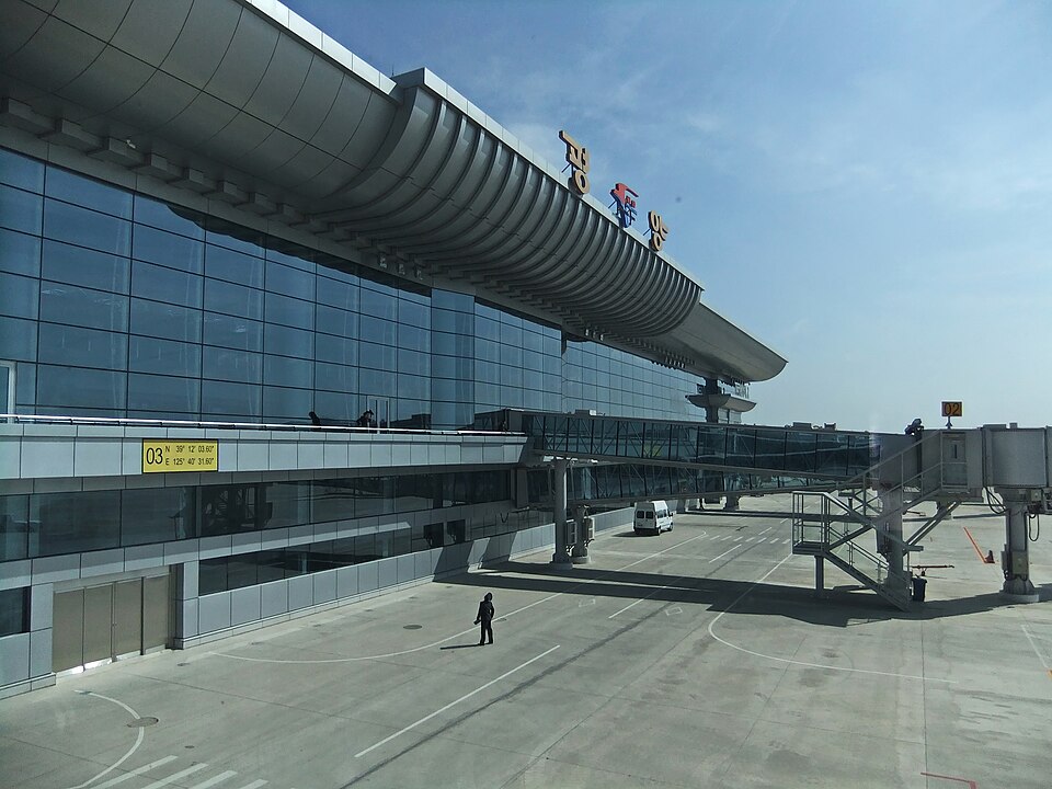 Fayl:Flughafen Sunan, 평양순안국제공항, DPRK (22940961496).jpg