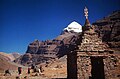 Yodgorliklar va ko'l yaqinidagi Kailash tog'i