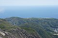 Kozushima aeroporti Tenjo-sandan, orol markazida hukmronlik qiluvchi vulqondan.