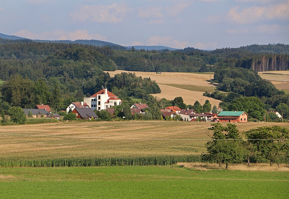 Fayl:Ohnišov, view from Zákraví.jpg