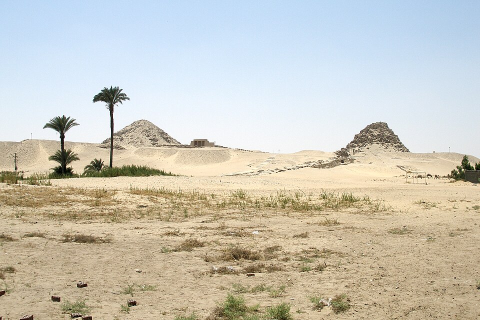 Fayl:Pyramids of Abusir, Ancient Egypt.jpg