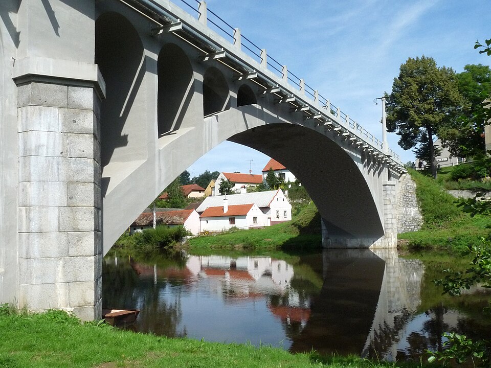 Fayl:Čapkův most od Straňan.jpg