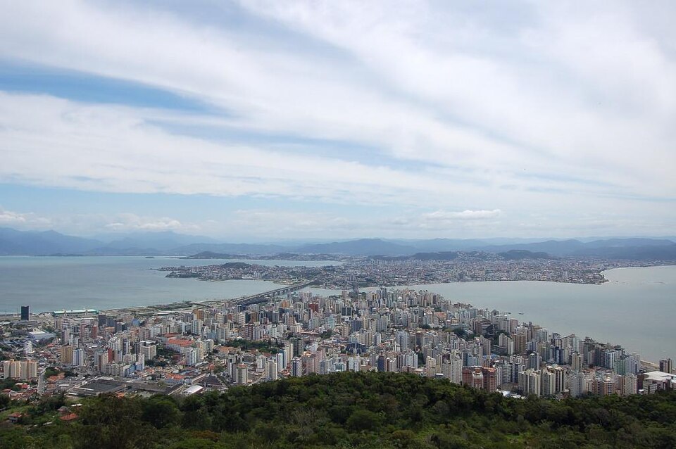 Fayl:Florianopolis downtown clouds view.jpg