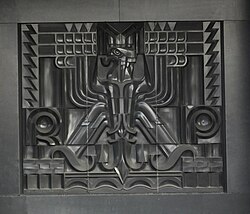 Varshavadagi Infratuzilma vazirligi binosidagi Polsha burgutining bazalt relyefi (Rudolf Świerczyński tomonidan, 1931)