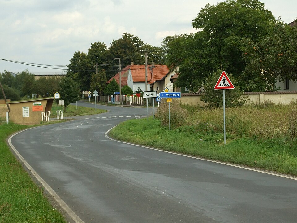 Fayl:Podbrdy, příjezd do obce.JPG