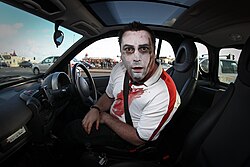 "Zombilar" 2010-yil 30-oktyabrda Brightondagi zombi yurishiga ketmoqda.
