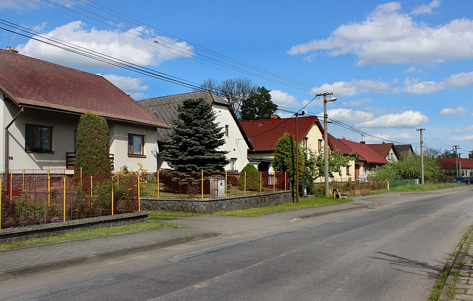 Fayl:Újezd (ZR), main street.jpg