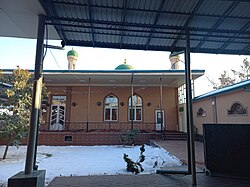 Masjid asosiy binosi kun botish mahalida.