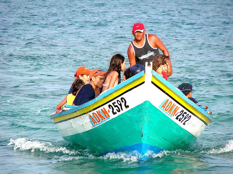 Fayl:Boating in fair weather.jpg