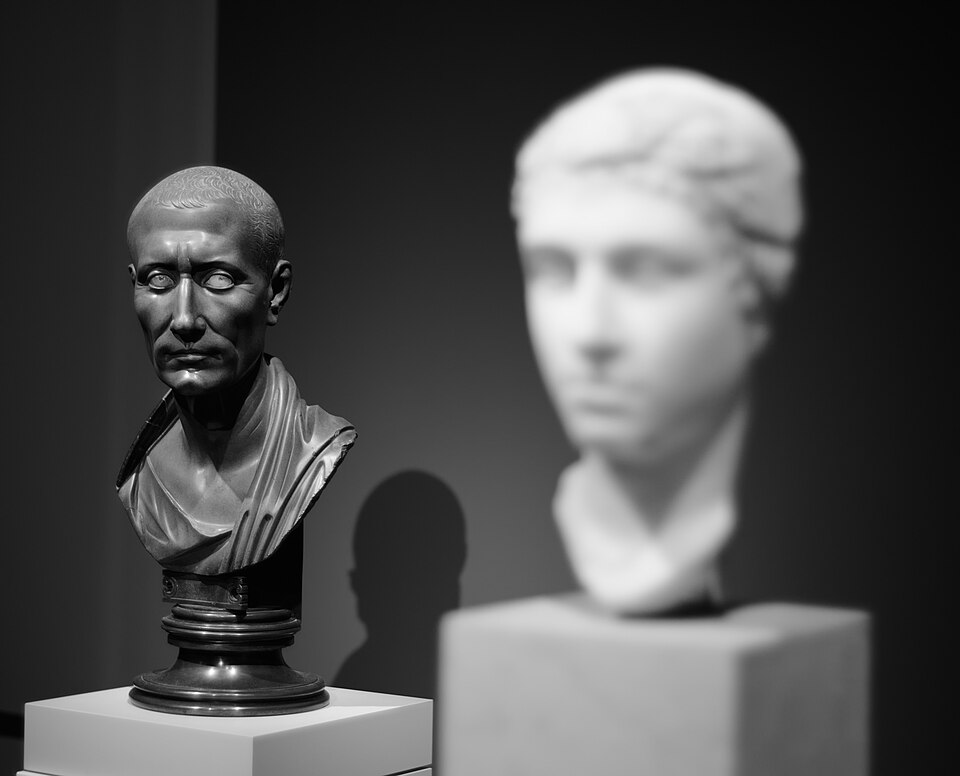 Fayl:Caesar-looking-at-Cleopatra-VII-Antikensammlung-Berlin.jpg