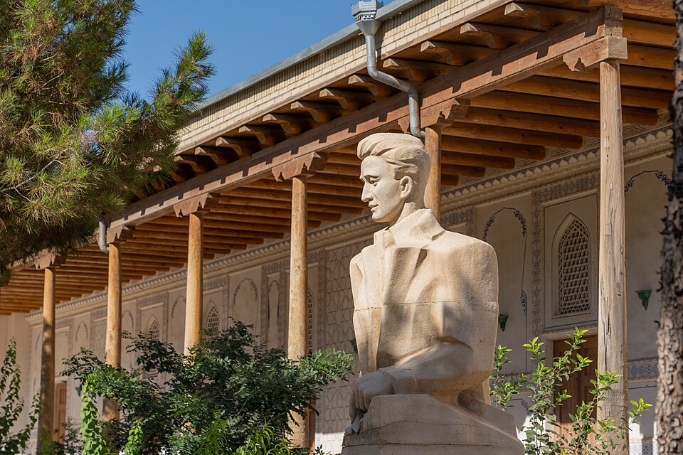 Fayl:Faizulla Khojayev statue.jpg