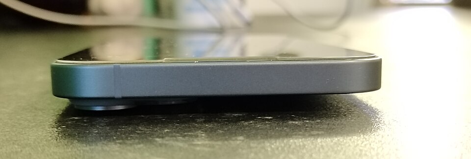 Fayl:IPhone 14 Plus protruding camera.jpg