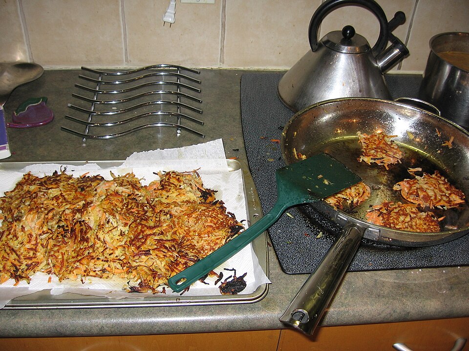 Fayl:Latkes frying.JPG