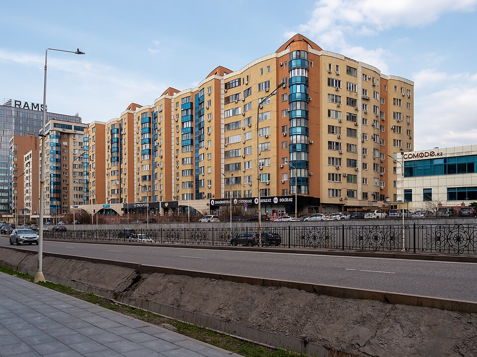Fayl:Seyfullin Avenue, Almaty (P1180251).jpg