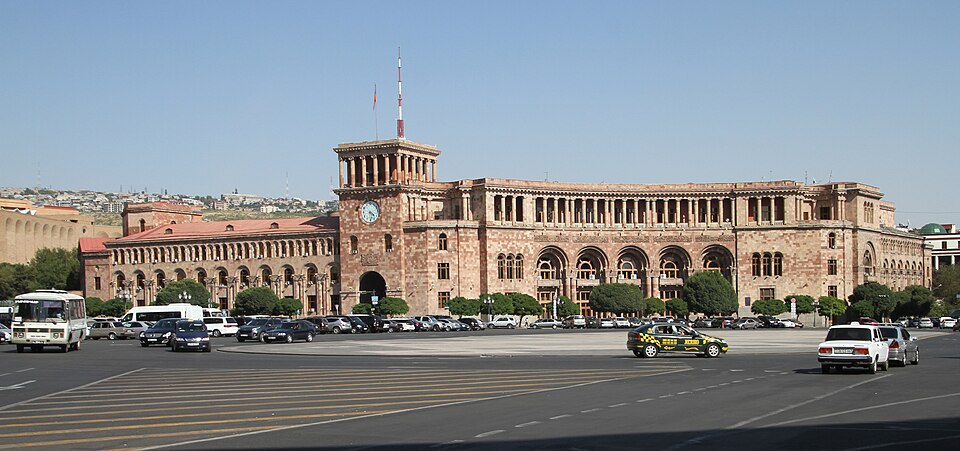 Fayl:Yerevan-Republic Square-12-Government-2019-gje.jpg