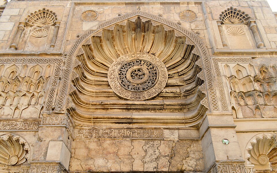 Fayl:Al Aqmar Gate.jpg