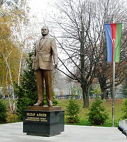 Haydar Aliyevning Serbiya poytaxti Belgrad shahrining Toshmaydon xiyobonidagi haykali.