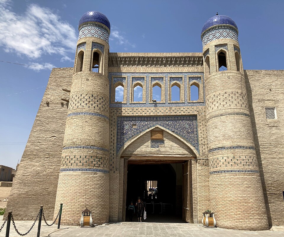 Fayl:Itchan Kala east gate.jpg