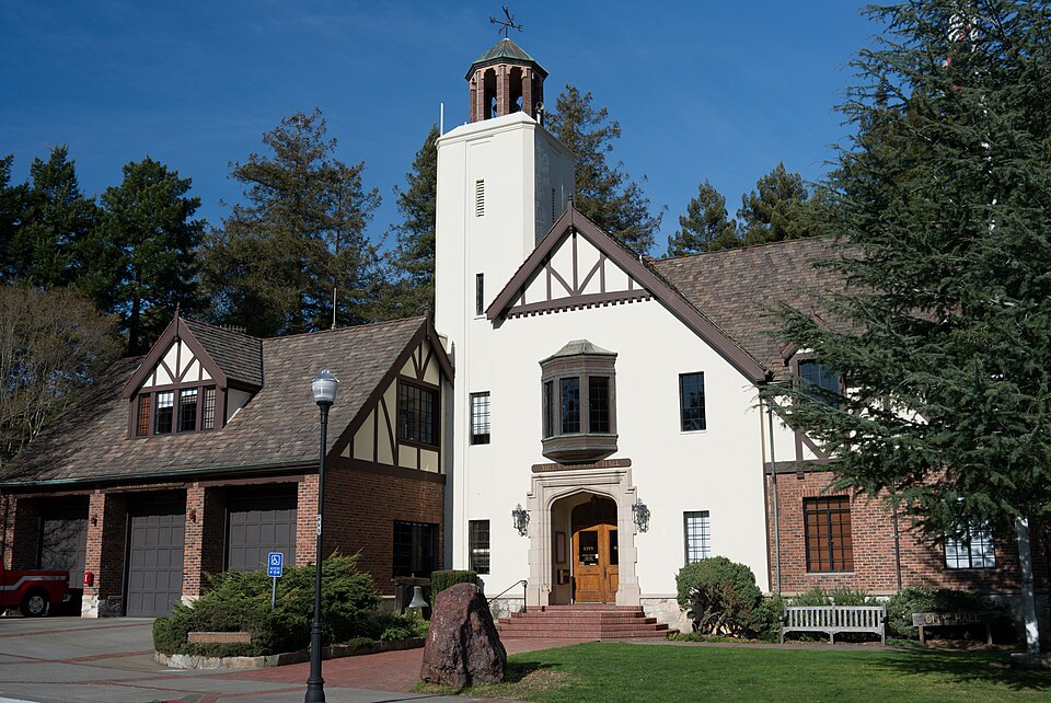 Fayl:Mill Valley, city hall (2012).jpg