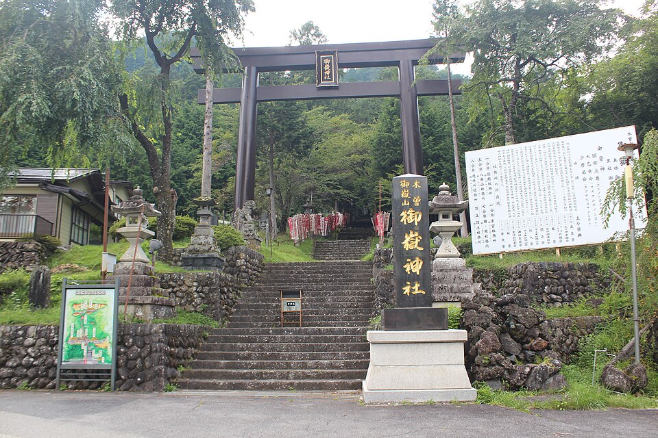 Fayl:Ontake-jinja Otaki Saromiya Torii.jpg