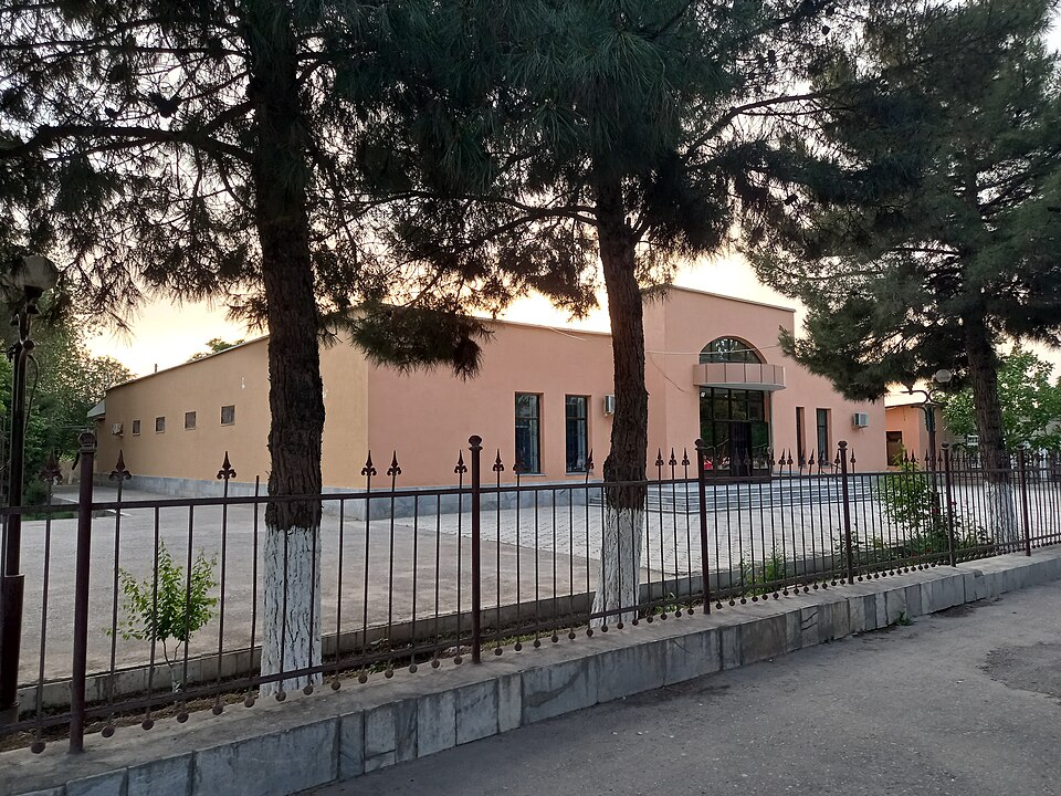 Fayl:Viloyat tarixiy muzeyi Karmana.jpg